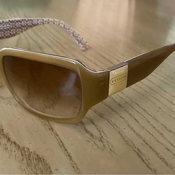 Coach Sunglasses with Coach eye glass case - Picture 4 of 7